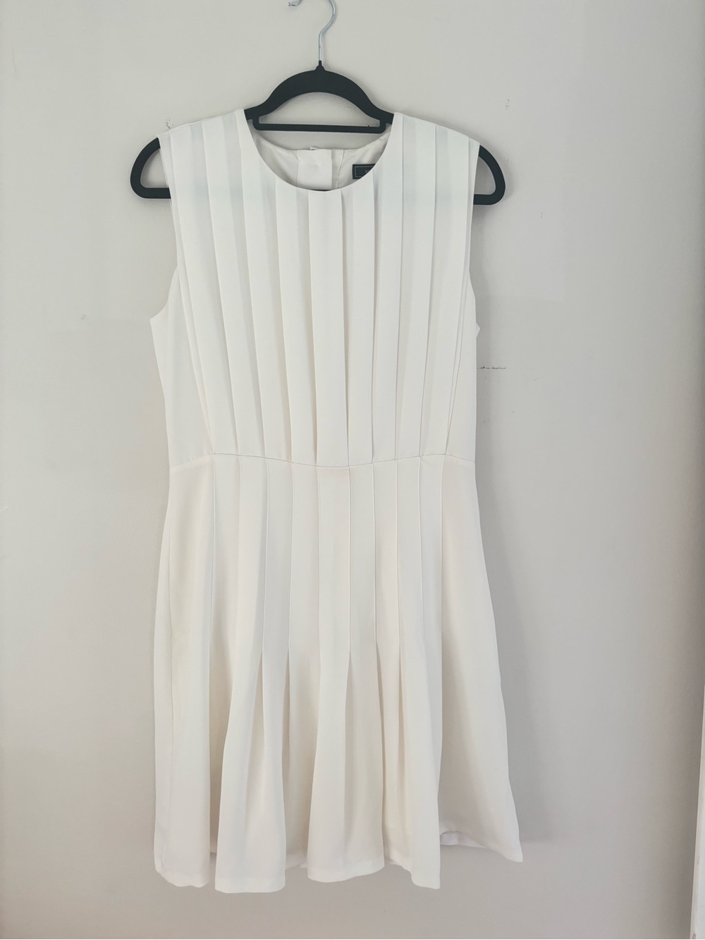 BCBG MaxAzria Classic White Pleated Sleeveless Dress Size 6
